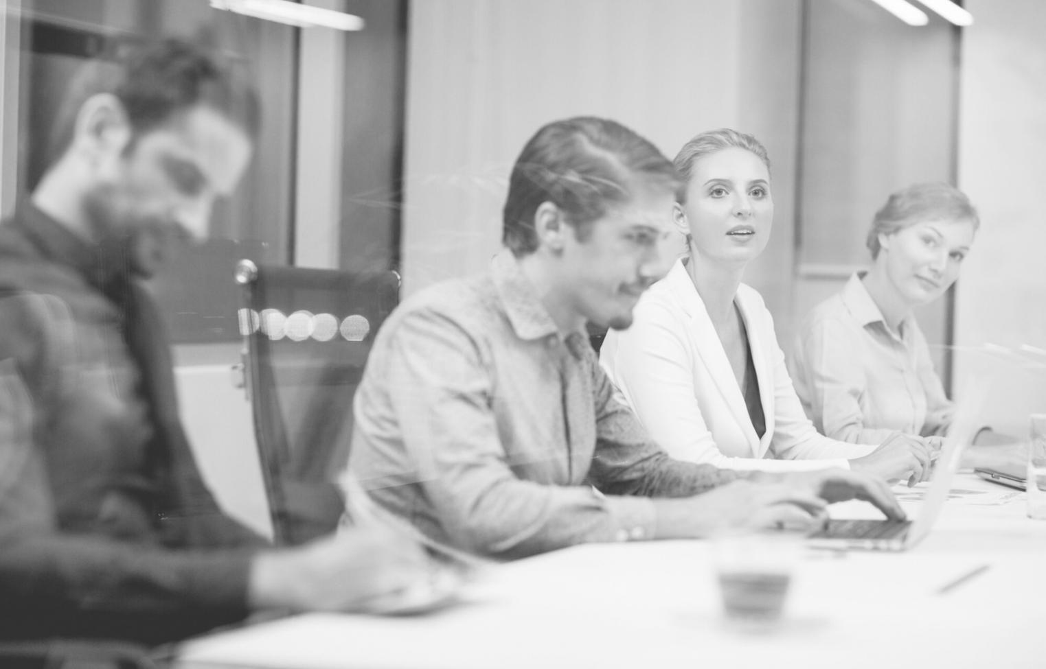 Workshop-Situation mit Flipchart und Diskussion